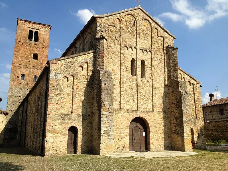 In Vigolo Marchese ein romanischer Komplex, der in der Zeit schwebt