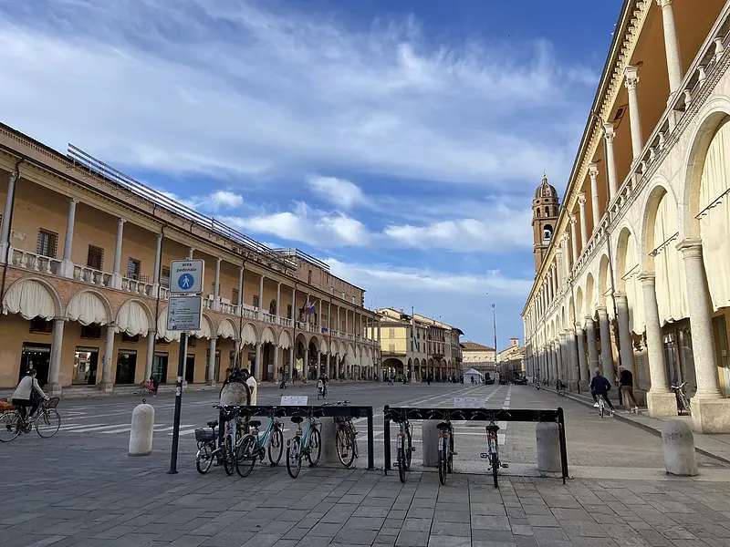 Piazza del Popolo, the living room of Faenza