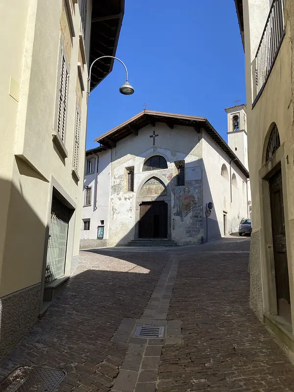 La pequeña iglesia de Sant'Anna en Clusone