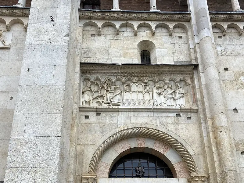 Kathedrale von Modena, in Stein gehauene Poesie