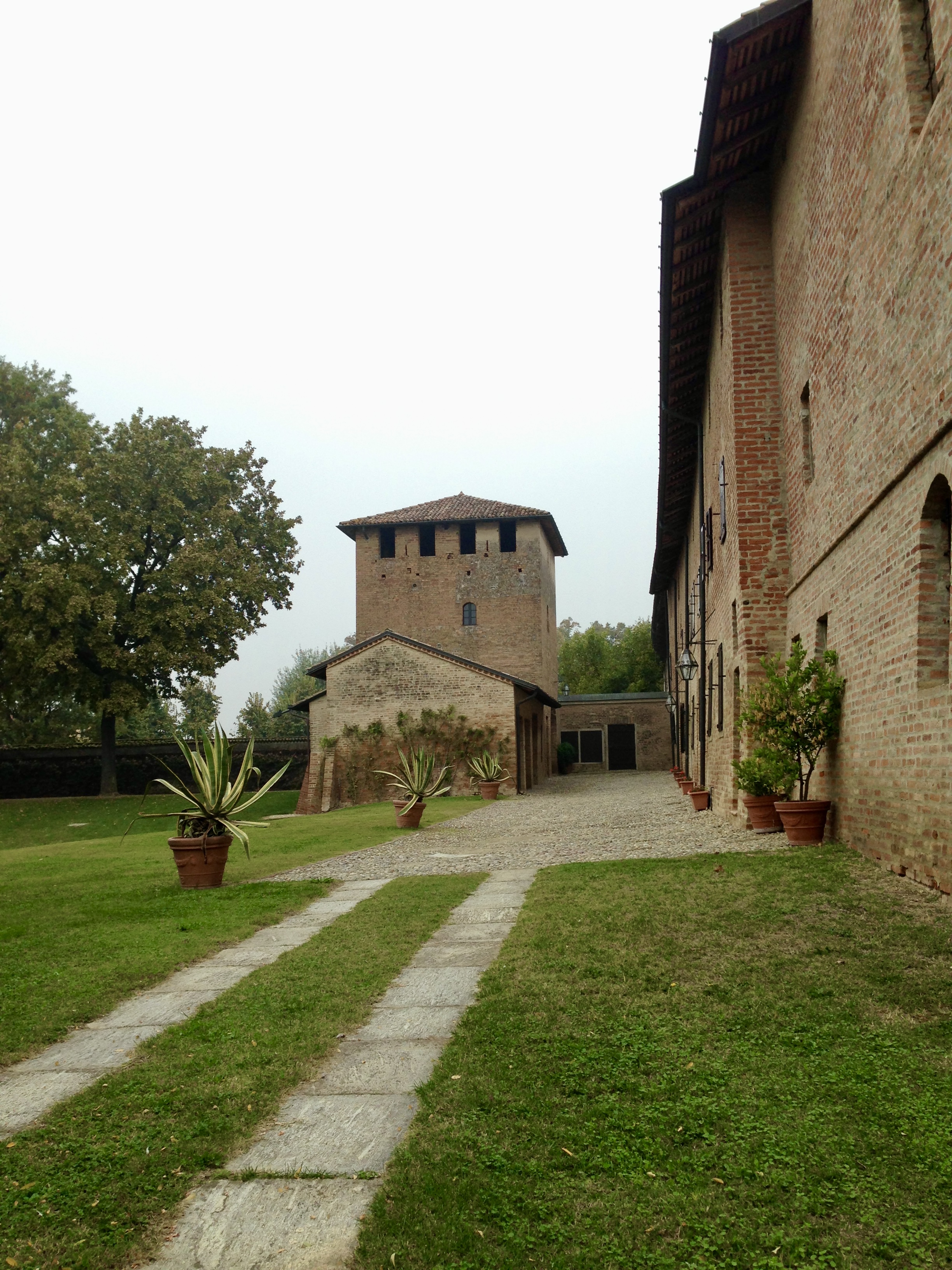Castello Borromeo di Camairago, un castello di campagna
