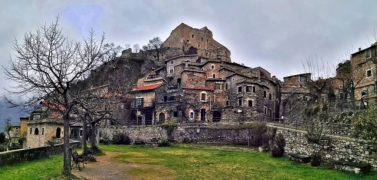 Castelvecchio di Rocca Barbena e la musica del silenzio
