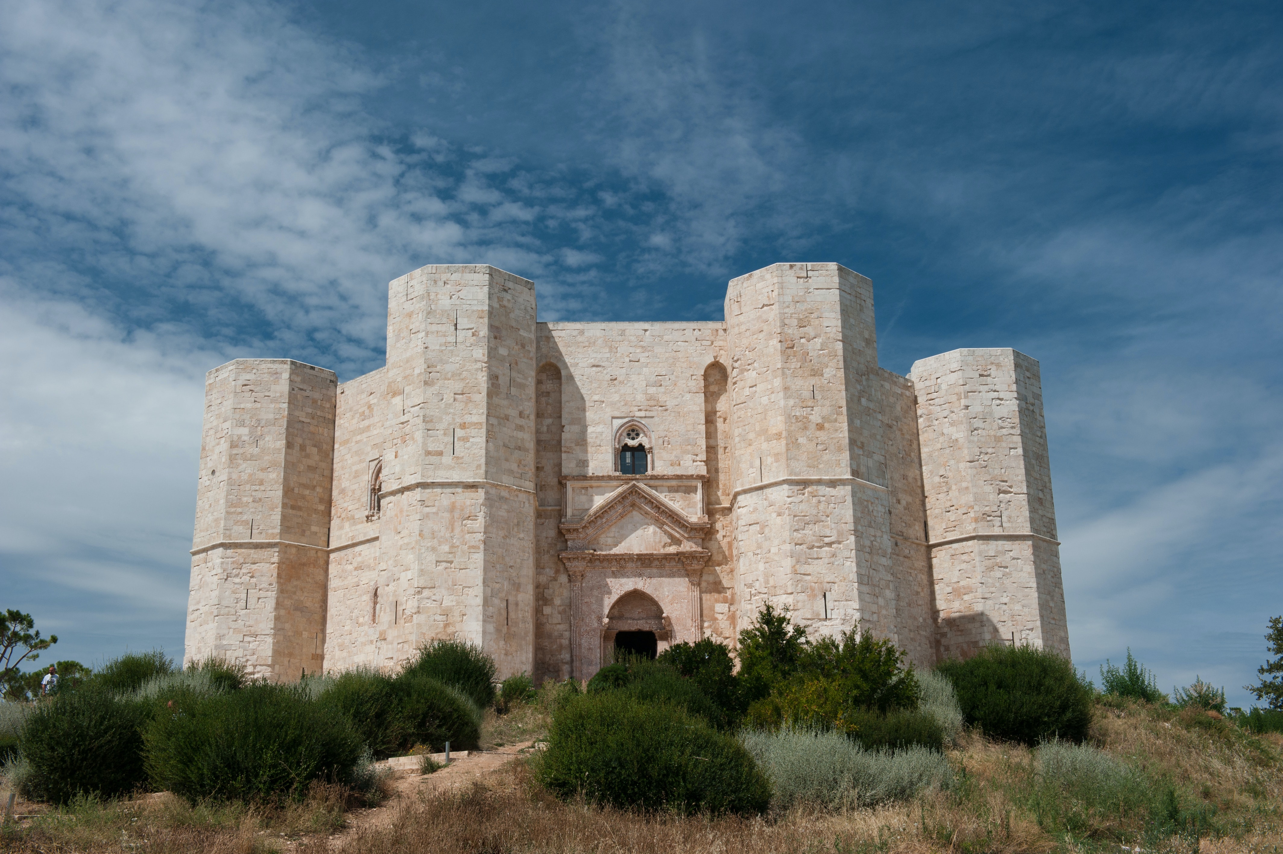 imageThe Octagon of Apulia: Castel del Monte