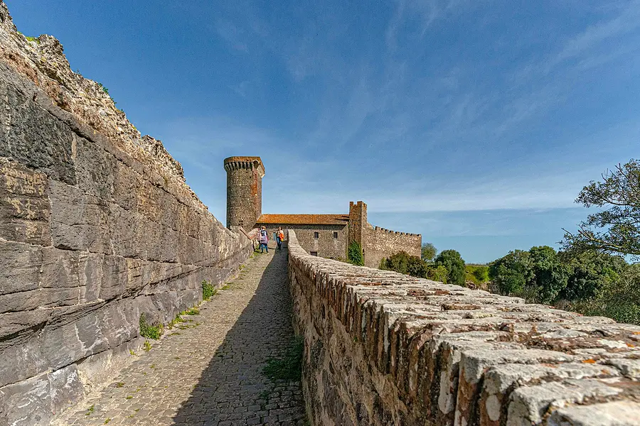 Castillo y Museo Arqueológico de Vulci