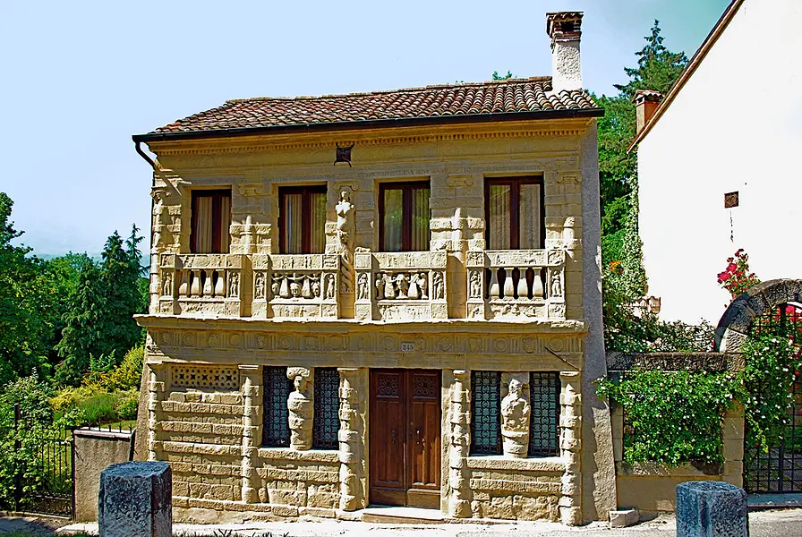 La Casa Longobarda, un gioiello tra i cipressi di Asolo