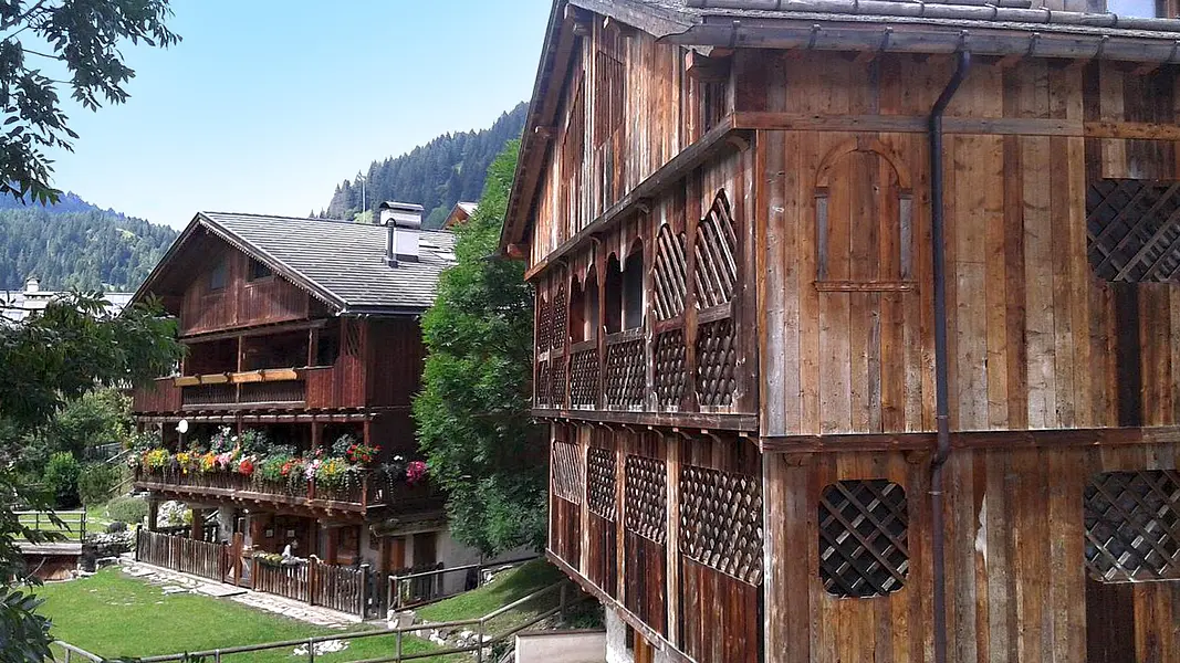 Gli antichi villaggi e i «tabià» in legno della Val Zoldana