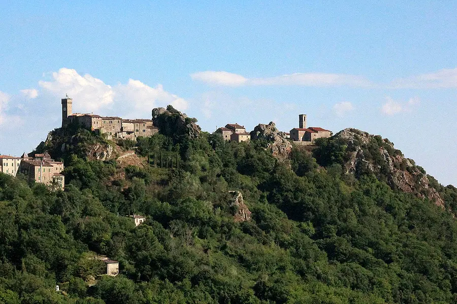 Roccatederighi: a fantastic medieval village