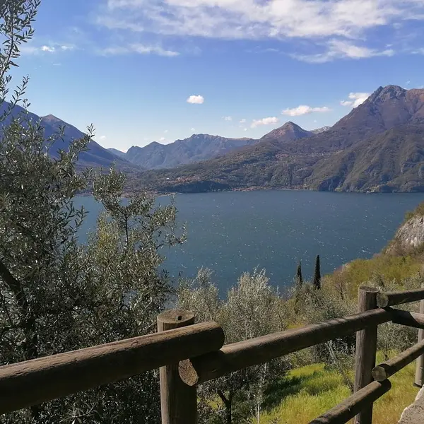 El camino del pueblo con vistas al lago de Como