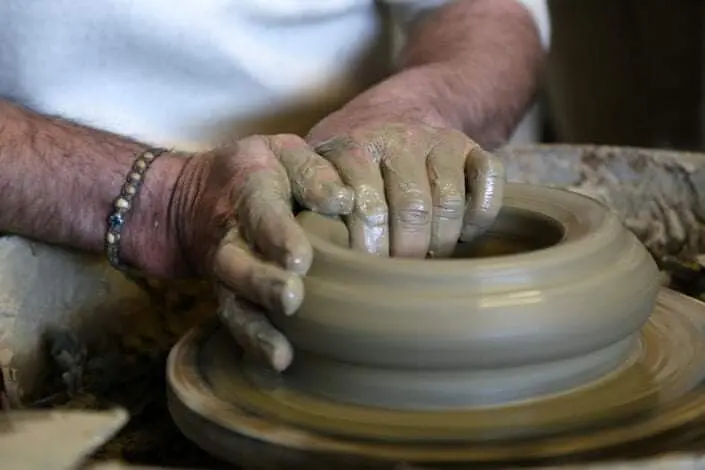 Talleres vivenciales de terracota en el pueblo de Fratte Rosa