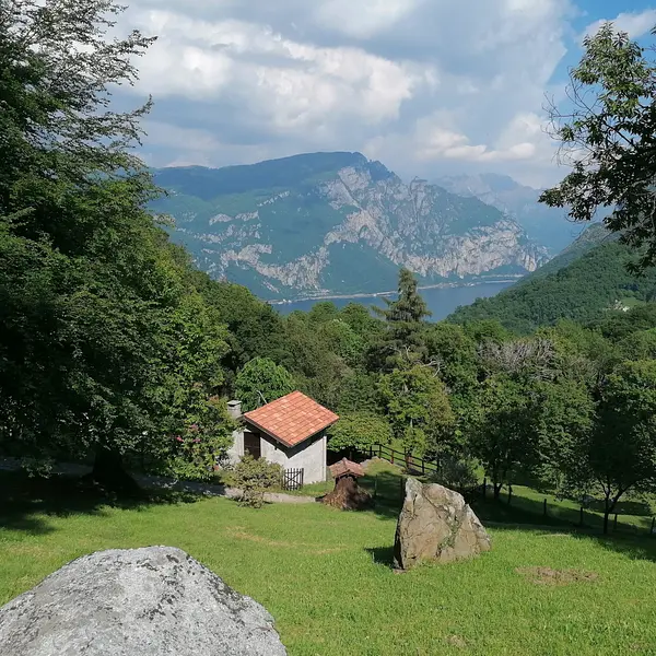 Hands-on hike from Valbrona to Crezzo